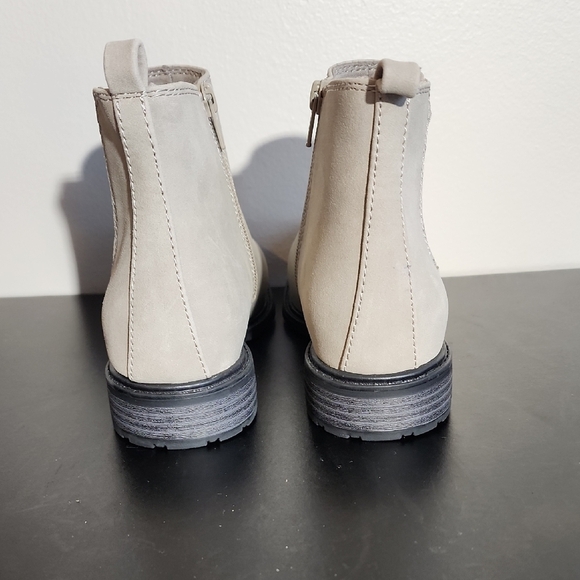 Caching Block Heel Chelsea Bootie - Picture 7 of 9